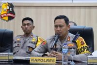 kapolres tebo saat memiompin kegiatan jumpa pers.