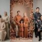 prompt Foto keluarga layaknya seperti foto studio