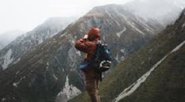 Ilustrasi 5 promtp foto berada di puncak gunung