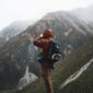 Ilustrasi 5 promtp foto berada di puncak gunung