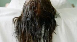Ilustrasi tidur dengan rambut basah