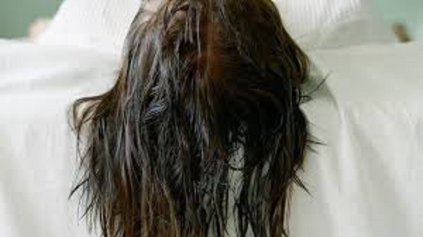 Ilustrasi tidur dengan rambut basah