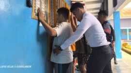 Petugas saat menggeledah para warga binaan di lapas kelas II B Sarolangun