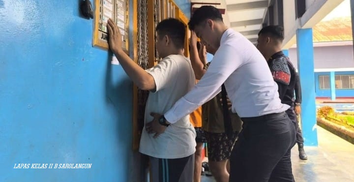 Petugas saat menggeledah para warga binaan di lapas kelas II B Sarolangun