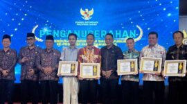 Foto Bersama pimpinan daerah pemenang anugerah Keterbukaan Informasi Publik PPID Utama Kabupaten/Kota se-Provinsi Jambi Tahun 2025