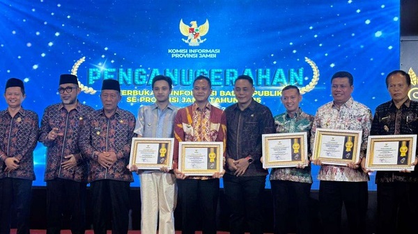 Foto Bersama pimpinan daerah pemenang anugerah Keterbukaan Informasi Publik PPID Utama Kabupaten/Kota se-Provinsi Jambi Tahun 2025