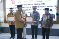 Sekretaris DPRD Tanjung Jabung Barat, Hidayat, SH., MH., menerima penghargaan peringkat tiga besar Evaluasi SAKIP 2025