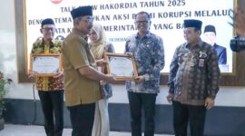 Sekretaris DPRD Tanjung Jabung Barat, Hidayat, SH., MH., menerima penghargaan peringkat tiga besar Evaluasi SAKIP 2025