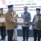Sekretaris DPRD Tanjung Jabung Barat, Hidayat, SH., MH., menerima penghargaan peringkat tiga besar Evaluasi SAKIP 2025