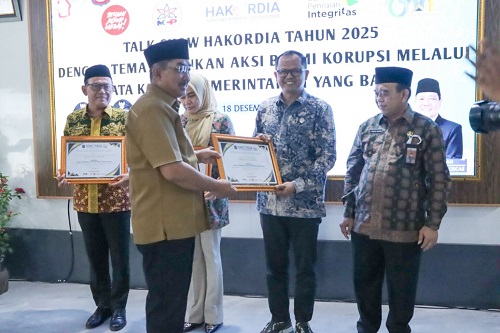 Sekretaris DPRD Tanjung Jabung Barat, Hidayat, SH., MH., menerima penghargaan peringkat tiga besar Evaluasi SAKIP 2025