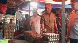 Bupati Sarolangun, H Hurmin saat sidak di salah satu pasar Sarolangun