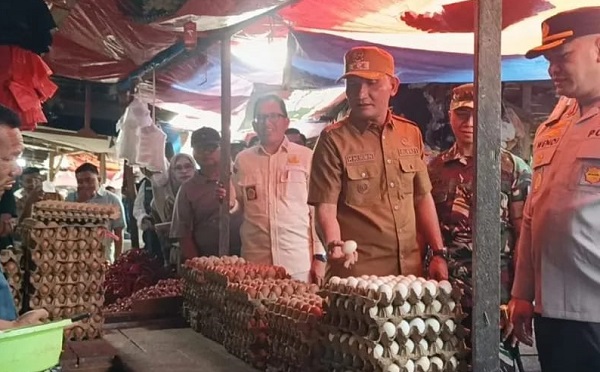 Bupati Sarolangun, H Hurmin saat sidak di salah satu pasar Sarolangun