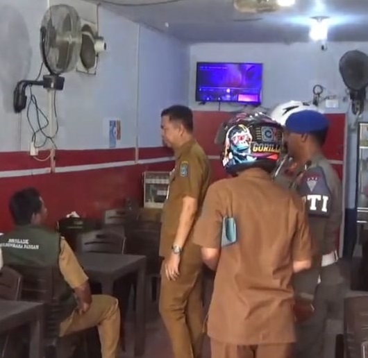 Razia ASN yang dilaksanakan BKPSDMD dan Pol PP di Warung