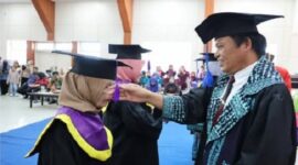 wawako sungai penuh, Azhar hamzah saat memimpin acara wisuda lansia di Sungai Penuh