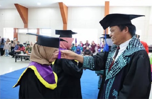 wawako sungai penuh, Azhar hamzah saat memimpin acara wisuda lansia di Sungai Penuh