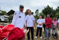 Bupati dan Wakil Bupati Kerinci, Monadi-H Murison turun langsung berikan bantuan ke korban kebakaran di Tamiai.