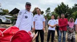 Bupati dan Wakil Bupati Kerinci, Monadi-H Murison turun langsung berikan bantuan ke korban kebakaran di Tamiai.