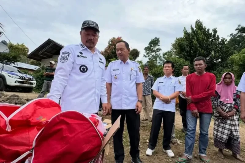 Bupati dan Wakil Bupati Kerinci, Monadi-H Murison turun langsung berikan bantuan ke korban kebakaran di Tamiai.
