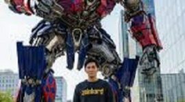 Hasil prompt foto Gemini AI bersama gundam