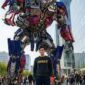 Hasil prompt foto Gemini AI bersama gundam