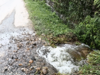 Kondisi Pipa Perumda Tirta Sakti Kerinci yang rusak di Ujung pasir, sehingga mengganggu pasokan air bersih bagi pelanggan di Tanjung Pauh dan Hiang
