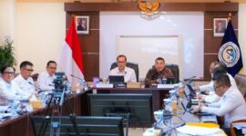 Wakil Menteri Agraria dan Tata Ruang/Wakil Kepala Badan Pertanahan Nasional (Wamen ATR/Waka BPN), Ossy Dermawan, membahas penyelesaian permasalahan lahan Transmigrasi Swakarsa Mandiri (TSM) SP4 Gambut Jaya di Kabupaten Muaro Jambi.