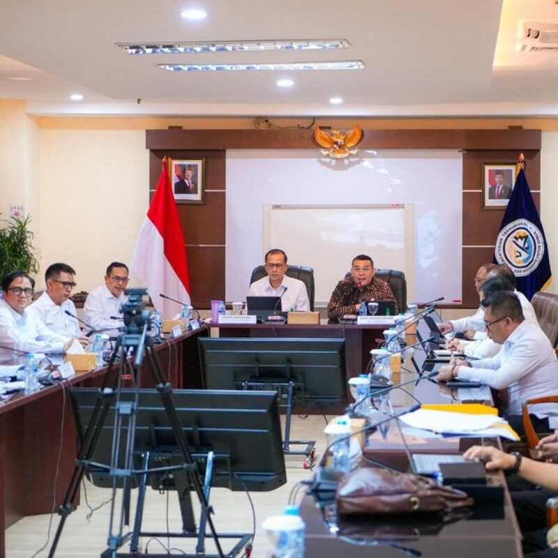 Wakil Menteri Agraria dan Tata Ruang/Wakil Kepala Badan Pertanahan Nasional (Wamen ATR/Waka BPN), Ossy Dermawan, membahas penyelesaian permasalahan lahan Transmigrasi Swakarsa Mandiri (TSM) SP4 Gambut Jaya di Kabupaten Muaro Jambi.