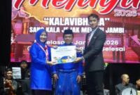 Prosesi penyerahan penghargaan Jambi Berpantunyang  Pecahkan Rekor MURI dengan 104.005 Pantun (Kominfo Jambi.doc)