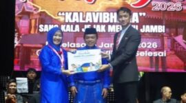 Prosesi penyerahan penghargaan Jambi Berpantunyang  Pecahkan Rekor MURI dengan 104.005 Pantun (Kominfo Jambi.doc)