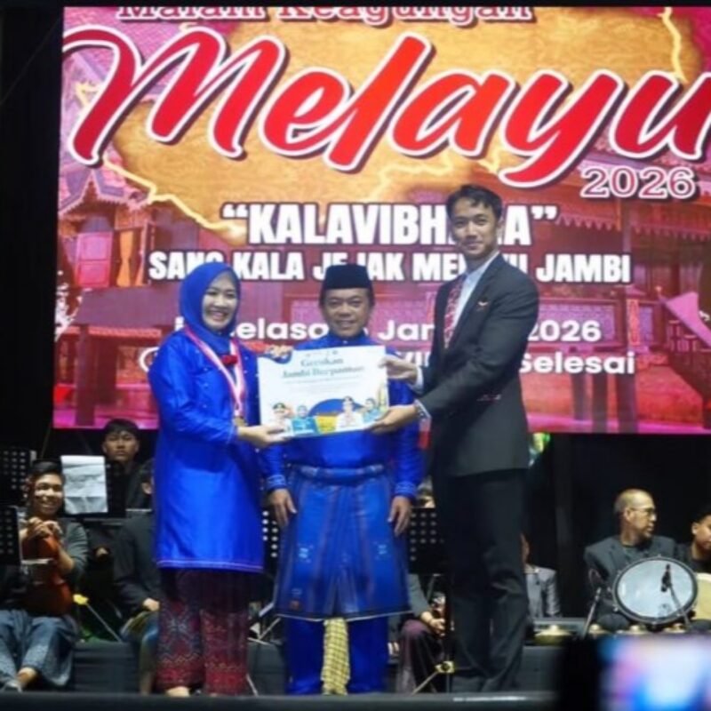 Prosesi penyerahan penghargaan Jambi Berpantunyang  Pecahkan Rekor MURI dengan 104.005 Pantun (Kominfo Jambi.doc)