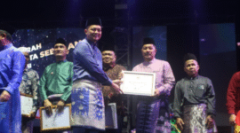 Bupati Kerinci, Monadi saat menerima penghargaan Nasional pada malam keagungan Melayu