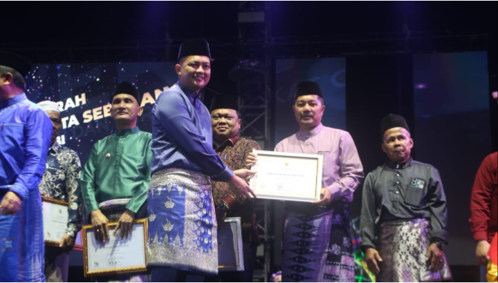 Bupati Kerinci, Monadi saat menerima penghargaan Nasional pada malam keagungan Melayu