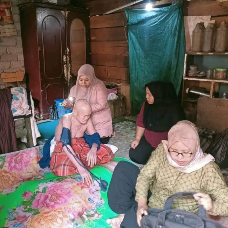 Tampak Abu Tani Saat Menjalani Pemeriksaan oleh pihak Dinkes Kerinci.