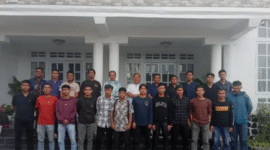 Wakil Walikota Sungai Penuh saat melepas Tim Sepakbola Sungai Penuh