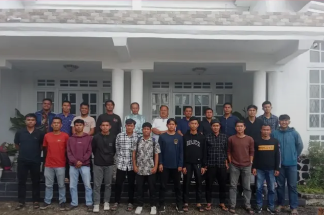 Wakil Walikota Sungai Penuh saat melepas Tim Sepakbola Sungai Penuh