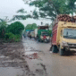 Tampak kondisi Jalan Tungkal-Jambi dalam kondisi rusak parah