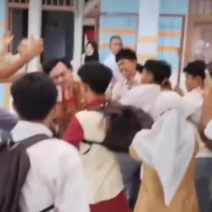 Potongan video viral pengeroyokan Guru di Tanjabtim