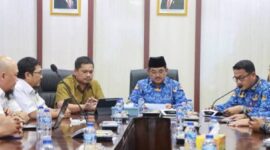 Bupati Tanjabbar saat memimpin Rakor Pembangunan Jargas Rumah Tangga di Tanjab Barat