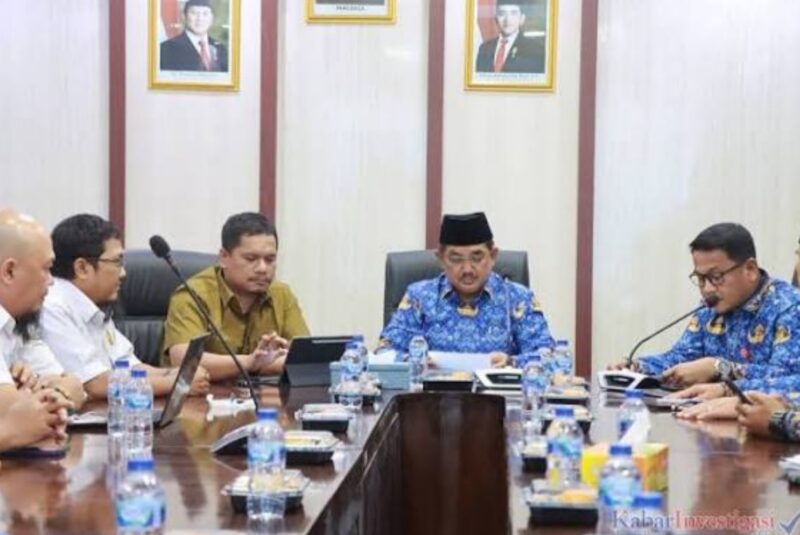 Bupati Tanjabbar saat memimpin Rakor Pembangunan Jargas Rumah Tangga di Tanjab Barat