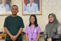 Bupati Sarolangun H Hurmin beserta ibu Ny Hj Risha Fitria saat bersama Filla Yudra, salah satu kontestan KDI asal Kabupaten Sarolangun