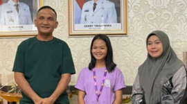 Bupati Sarolangun H Hurmin beserta ibu Ny Hj Risha Fitria saat bersama Filla Yudra, salah satu kontestan KDI asal Kabupaten Sarolangun