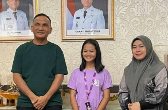 Bupati Sarolangun H Hurmin beserta ibu Ny Hj Risha Fitria saat bersama Filla Yudra, salah satu kontestan KDI asal Kabupaten Sarolangun