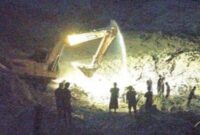 Usaha evakuasi Korban longsor