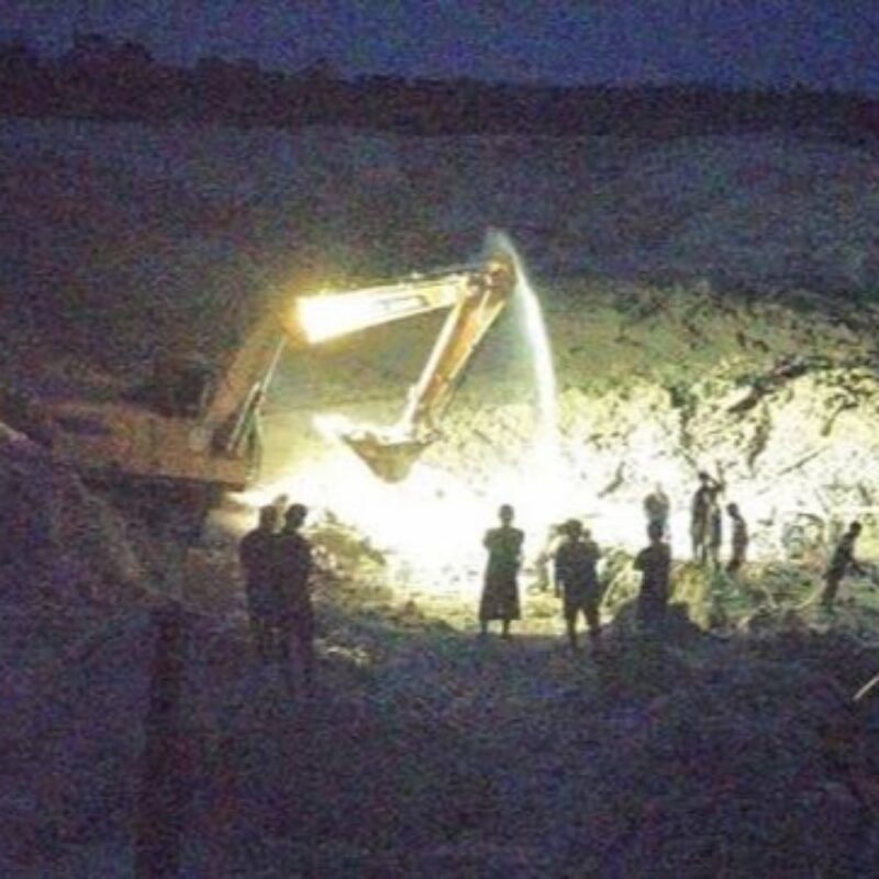 Usaha evakuasi Korban longsor