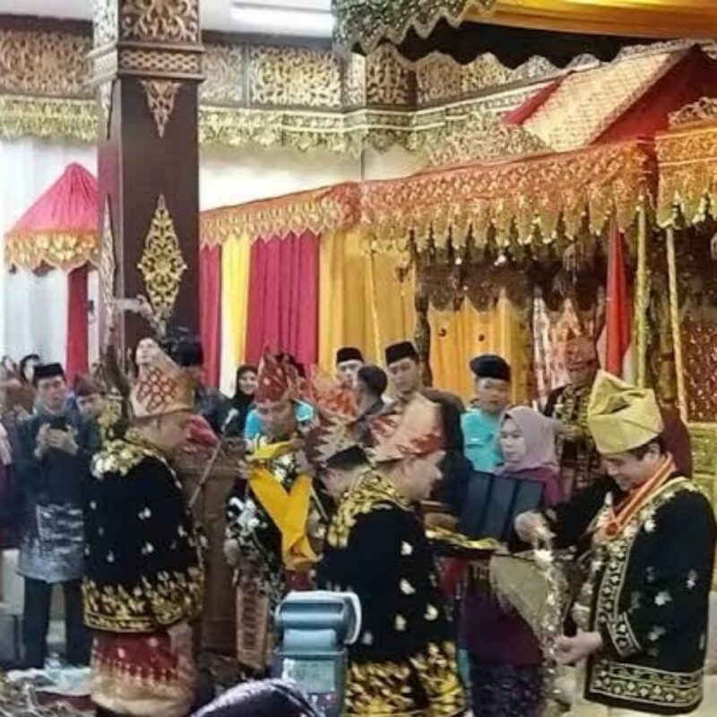 Prosesi pemberian gelar adat ke 7 Pimpinan Forkopimda Jambi.