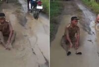 Viral di medsos seorang Kades Di sragen mandi lumpur, sebagai bentuk aksi protes jalan rusak.