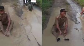 Viral di medsos seorang Kades Di sragen mandi lumpur, sebagai bentuk aksi protes jalan rusak.