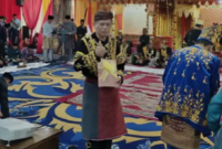 Tampak Wawako Sungai Penuh, Azhar Hamzah dengan memakai baju adat Melayu, hadir pada penganugerahan gelar adat Melayu Jambi