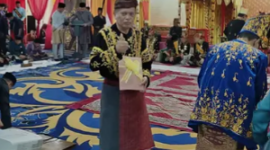 Tampak Wawako Sungai Penuh, Azhar Hamzah dengan memakai baju adat Melayu, hadir pada penganugerahan gelar adat Melayu Jambi