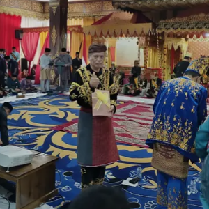 Tampak Wawako Sungai Penuh, Azhar Hamzah dengan memakai baju adat Melayu, hadir pada penganugerahan gelar adat Melayu Jambi